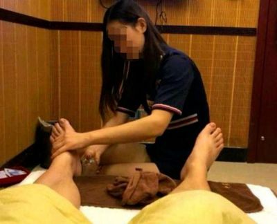 女技师用嘴给男顾客做足疗,现场画面不堪入目