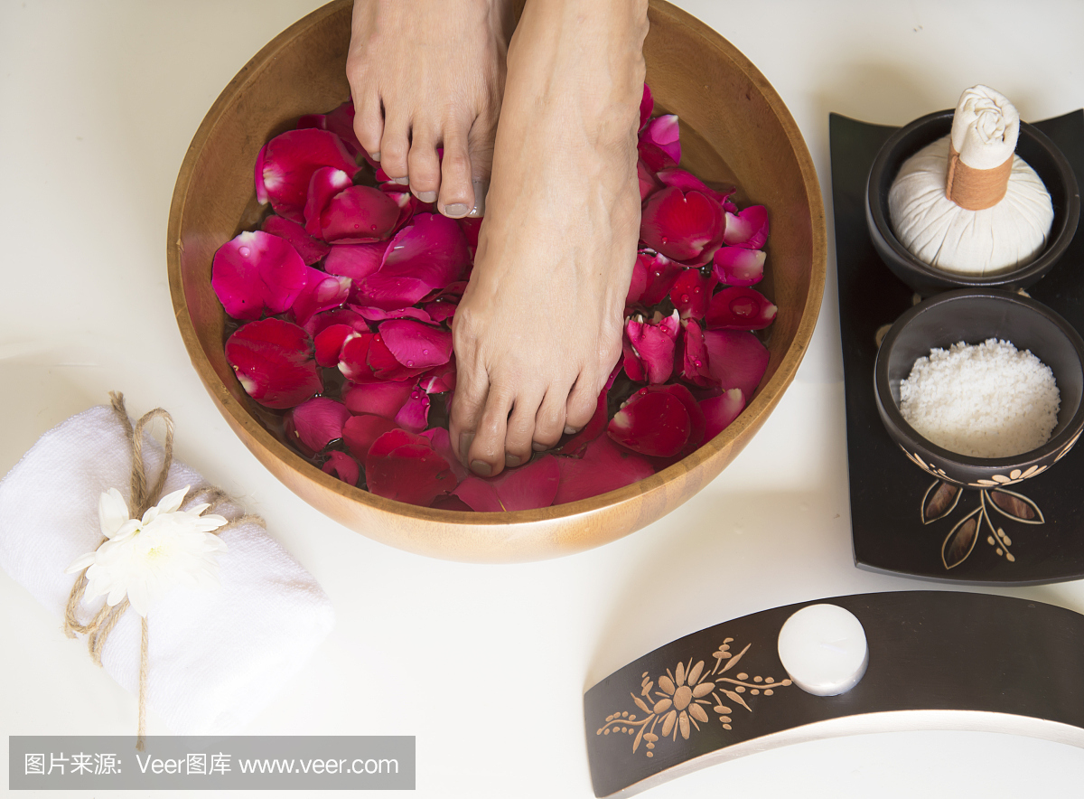 女性足部和手部的水疗护理和产品