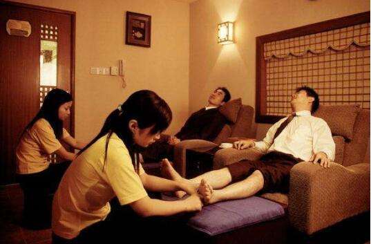 博士生看不起保健按摩足疗师的工作,说它不值钱!店长的反驳令人叫绝!